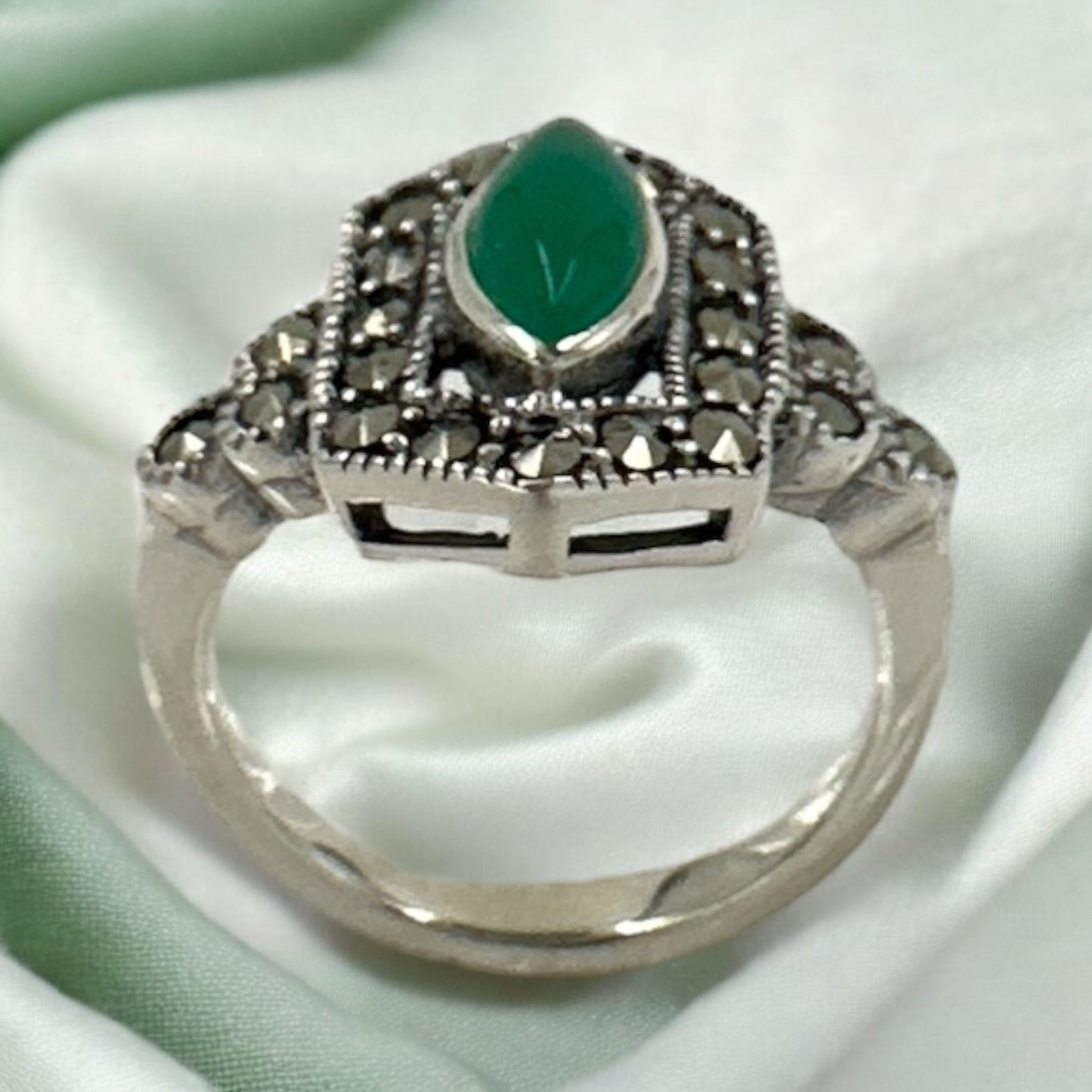 92.5 Silver Fingerring for Women Emerald Marker Stone With Silver Polish